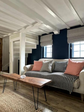 Grade II listed Cottage in Oundle with private courtyard